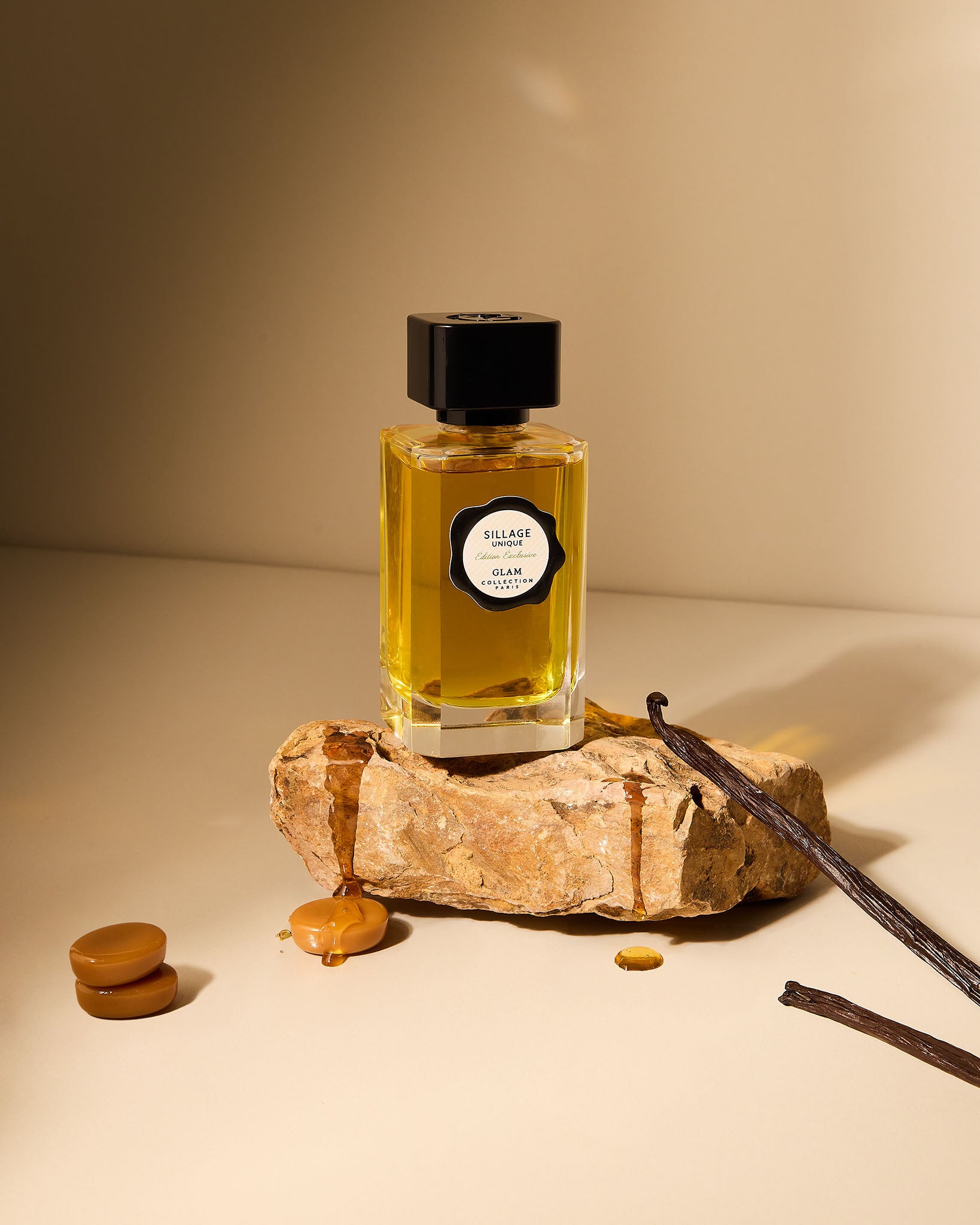 un flacon de parfum de Glam collection paris : sillage unique